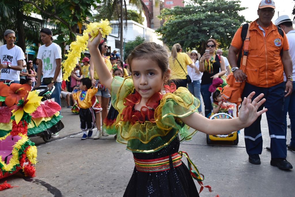 Una niña demostrando su destreza para el baile.
