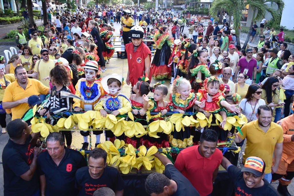 Entusiasmo de los niños participando en el desfile.