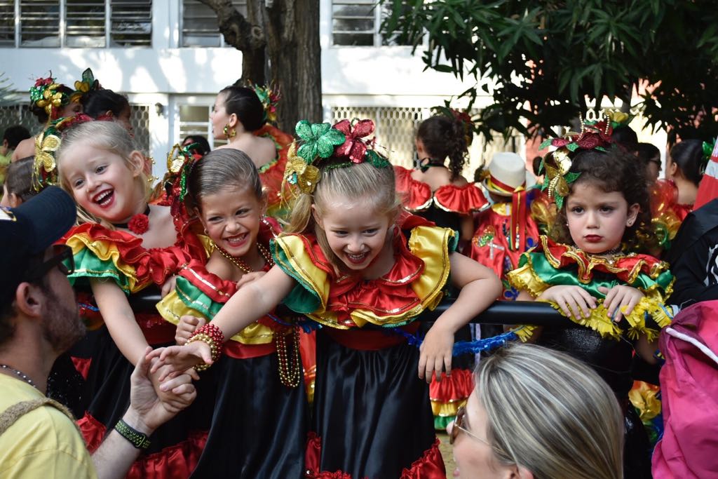 Alegría de los niños contagiándose con el público.