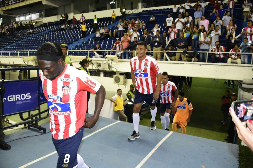 Yimmi Chará y Teófilo Gutiérrez a su ingreso a la cancha.