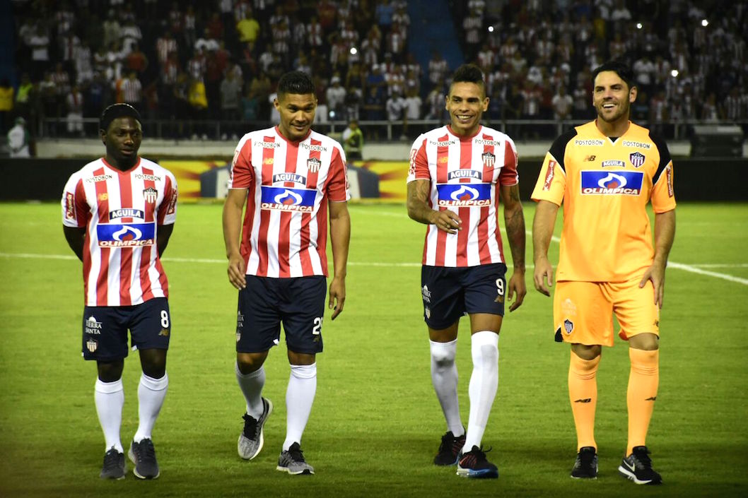 La llave ChaTeo con Jonatan Alvez y Sebastián Viera, luciendo la camiseta oficial.