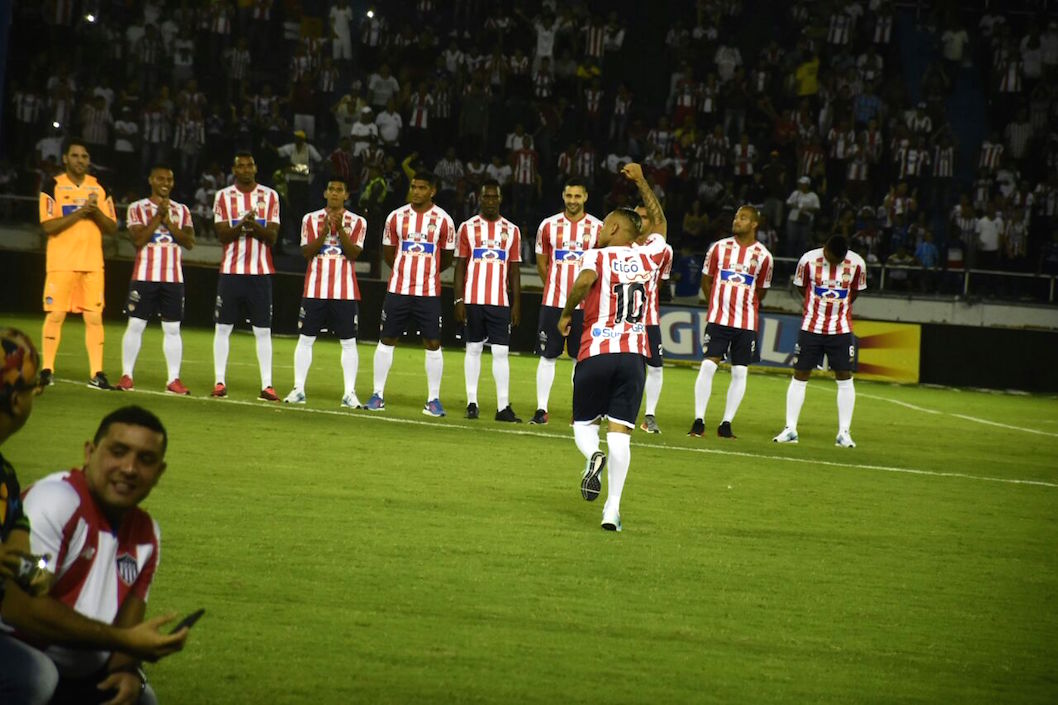 Jarlan Barrera, aplaudido por el publico.