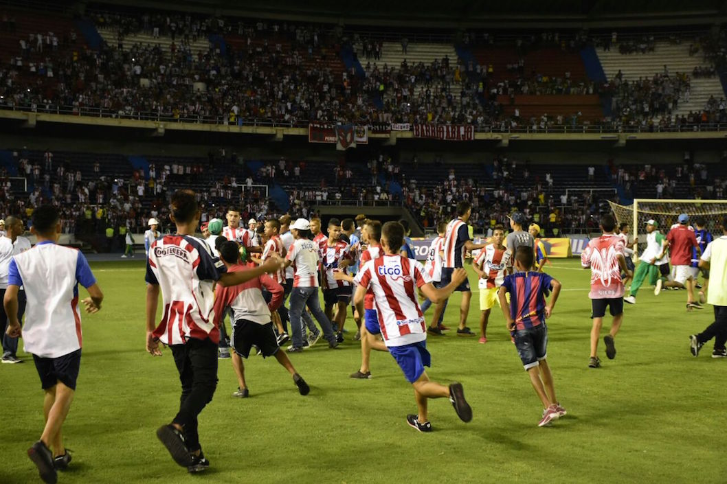 El lunar de la noche: irresponsables que invadieron la cancha.