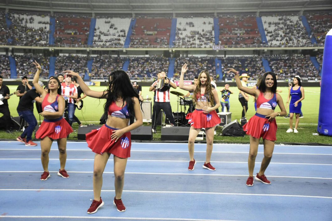 Las porristas junioristas también se robaron el show.