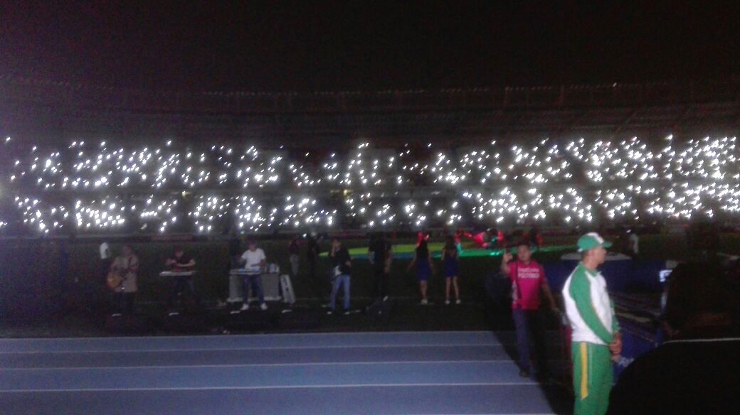 Luces de los celulares encendiads en el preámbulo de la ceremonia.