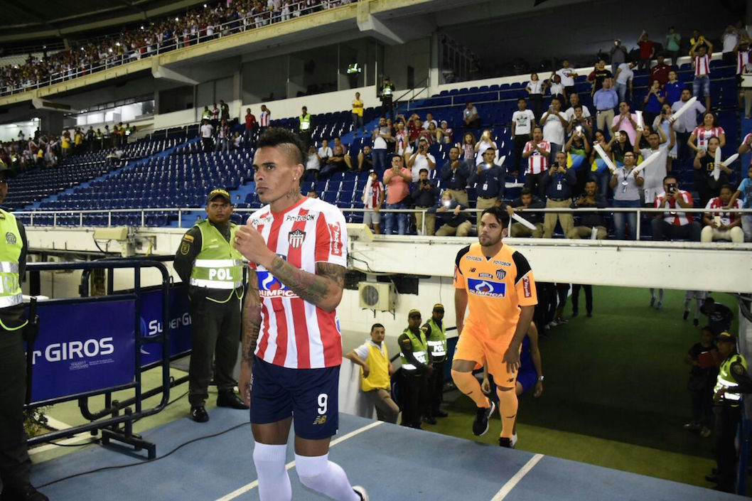 Jonatan Alvez, seguido de Sebastián Viera, saltando al gramado del Metropolitano.