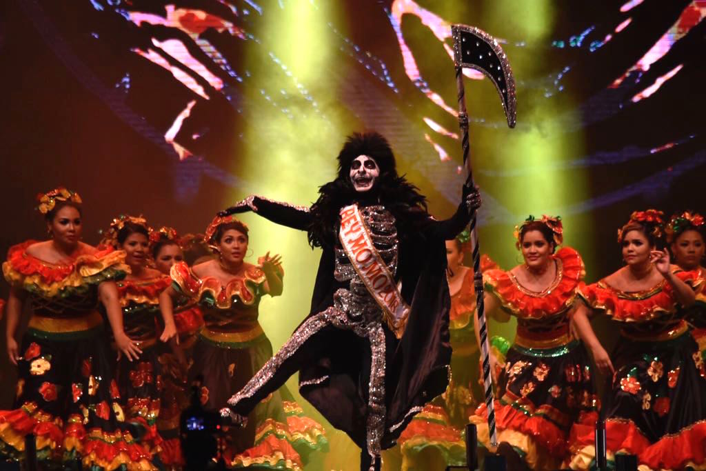 El rey Momo Ricardo Sierra, con el Garabato Unilibre.