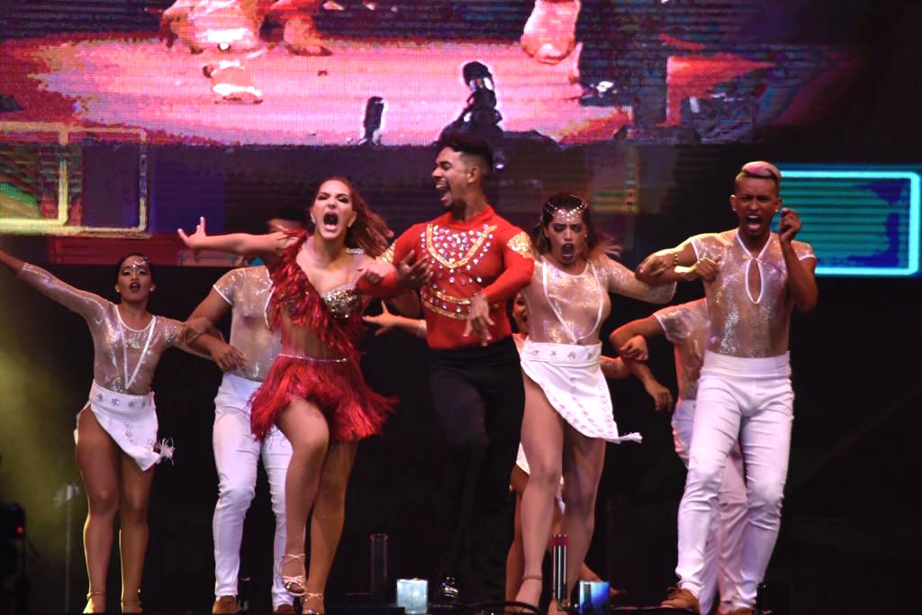 Con si baile, Valeria contagiando al público.