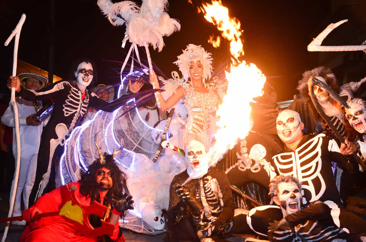 El fuego fue protagonista en el desfile. 