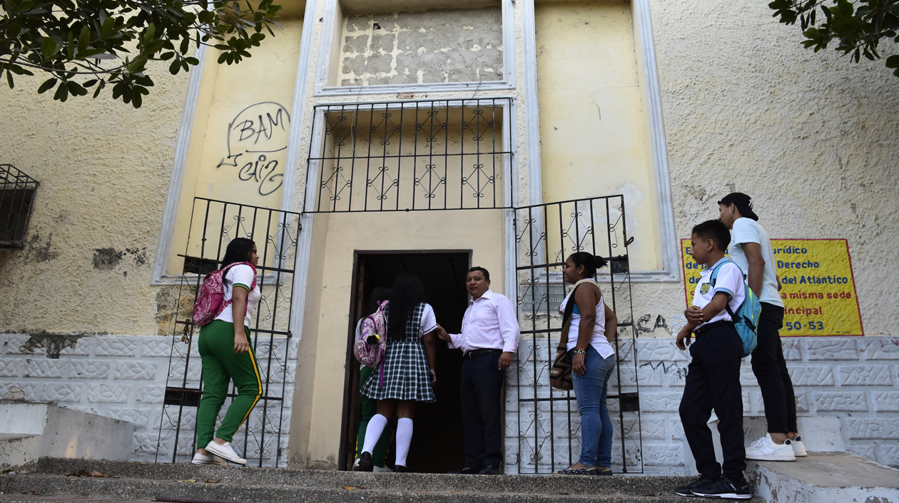 Los alumnos asistieron puntual al primer día de clases.