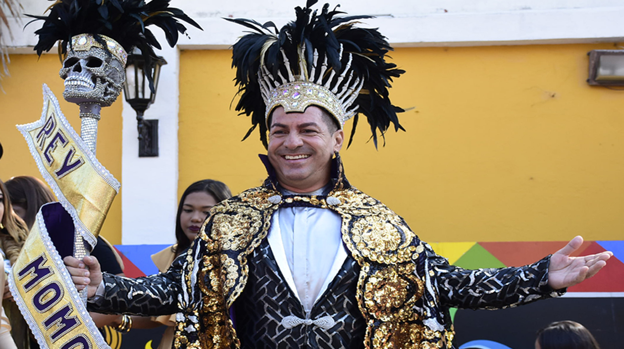 Ricardo Sierra posó para los medios con el vestuario.