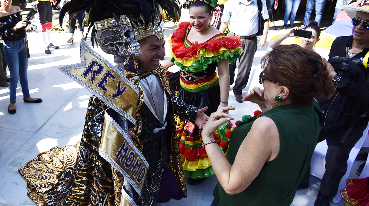 El Rey Momo desfiló luciendo su atuendo.