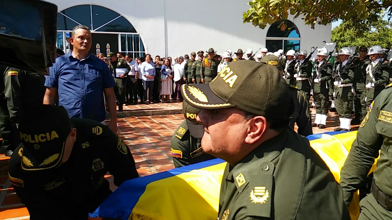 El Director de la Policía, General Jorge Nieto, ayudó con uno de los ataúdes.