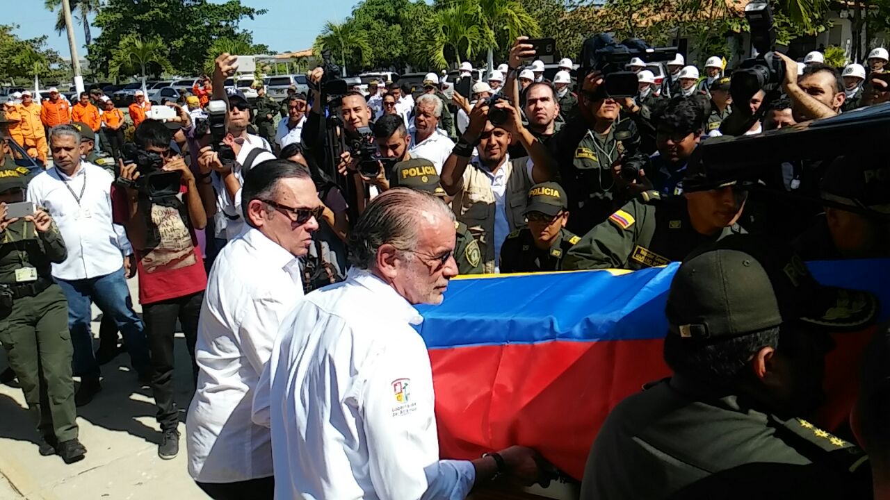 El Gobernador del Atlántico Eduardo Verano y el presidente del Senado Efraín Cepeda ayudaron a cargar uno de los ataúdes.