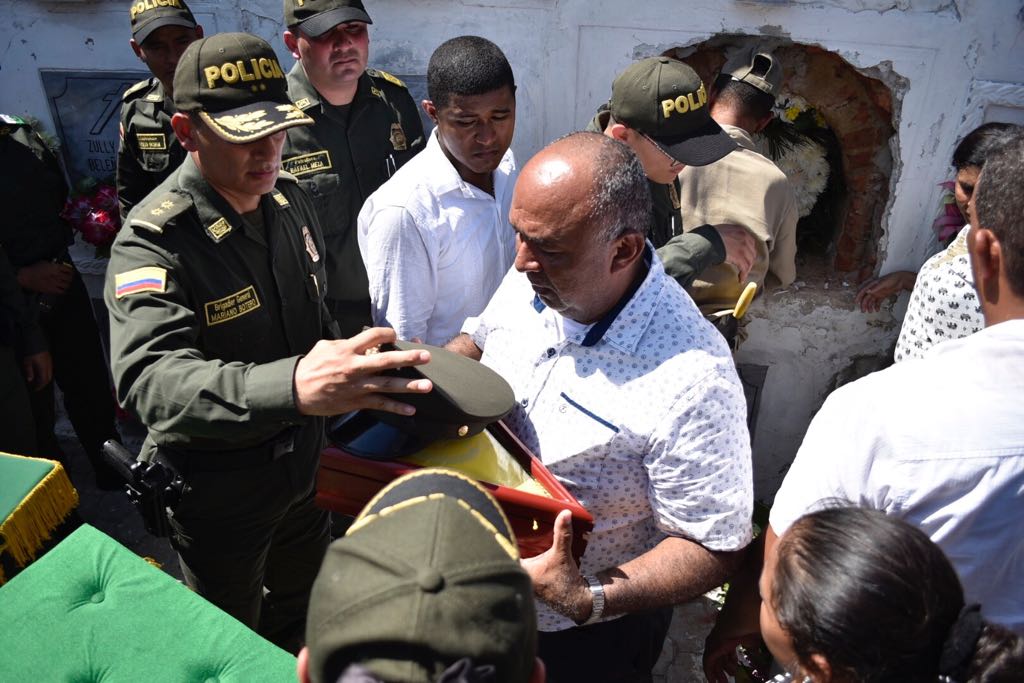 A Wilberto Márquez, papá de Yosimar, le fue entregada la bandera y un kepis de la Policía Nacional.
