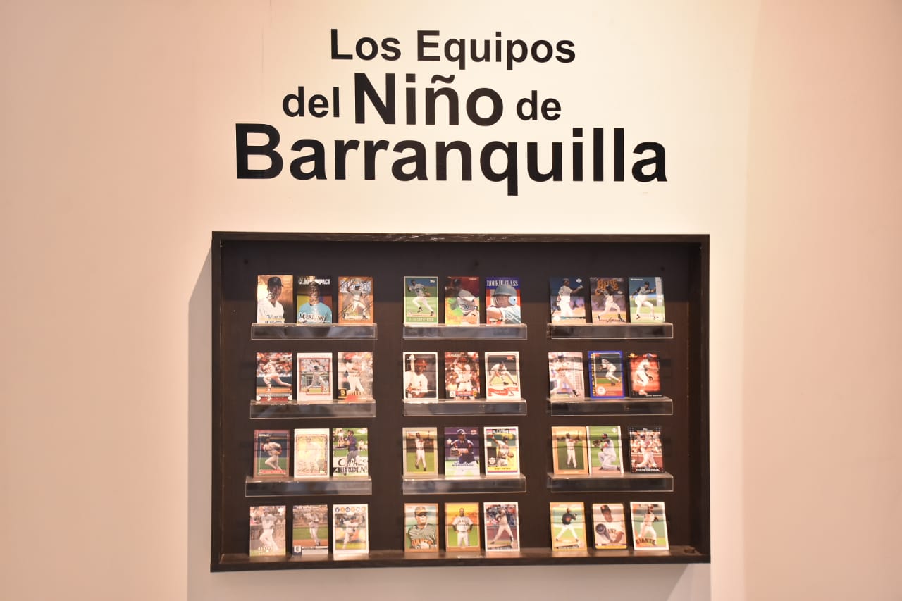 La tercera base también muestra en miniatura los equipos en los que jugó Édgar Rentería. 