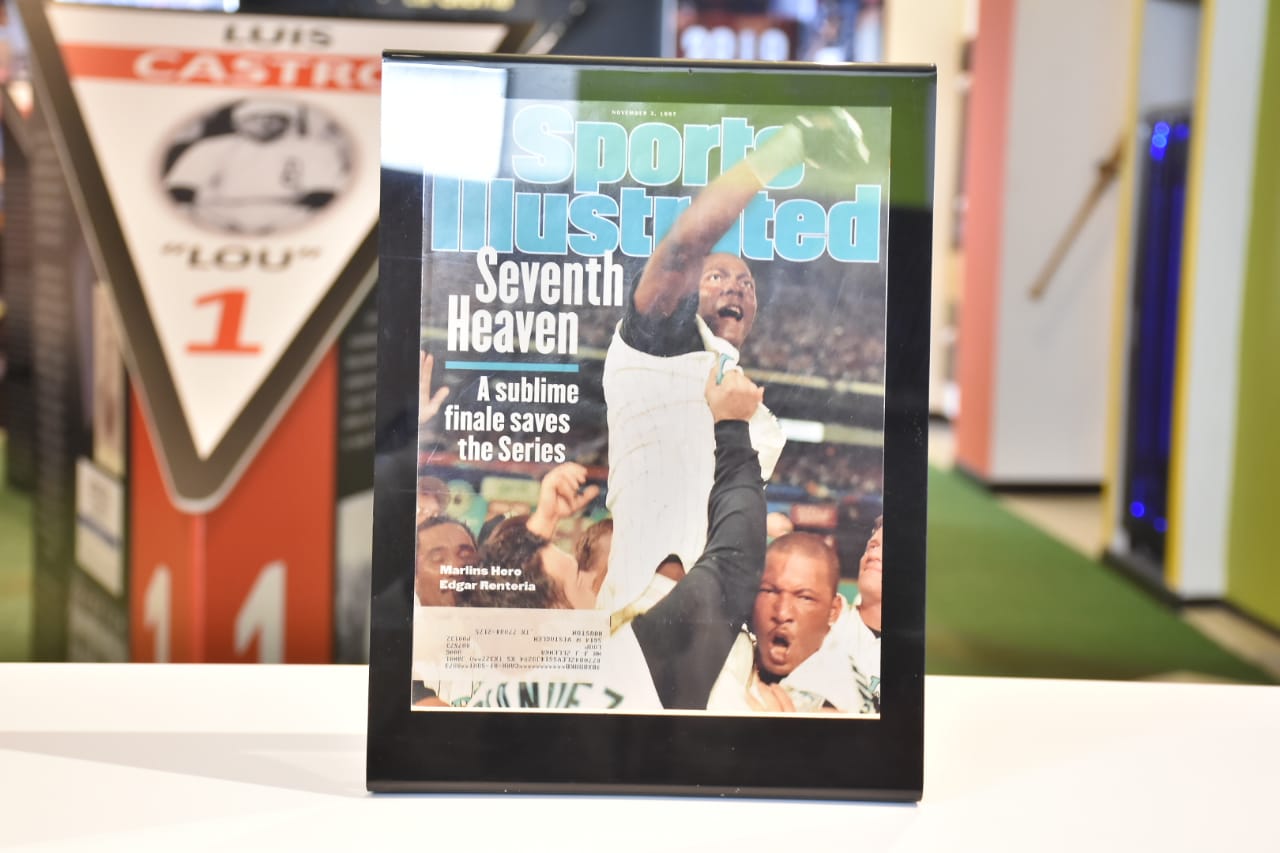 La tercera base tiene un sector dedicado a Édgar Rentería. Esta es una portada del título conseguido con los Marlins en 1997, con el recordado 'hit de oro'. 
