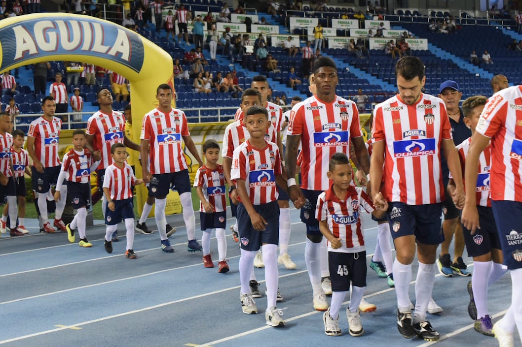 Salida del Junior al gramado.