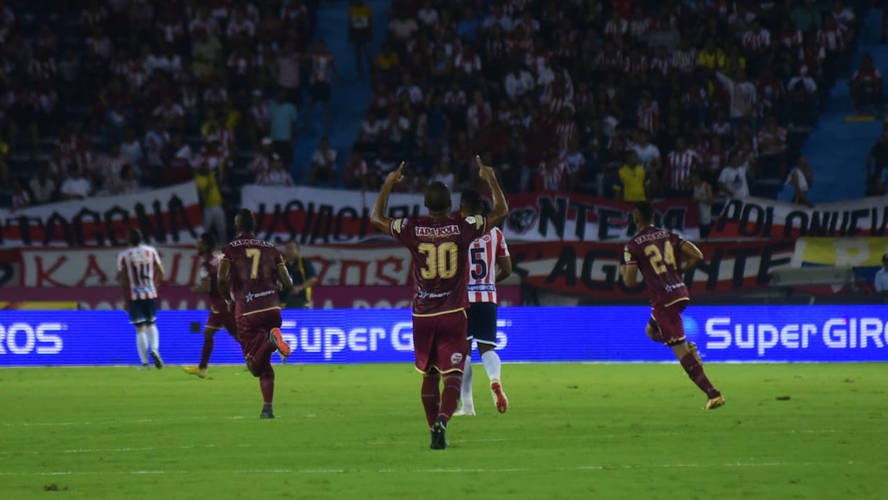 Los 'Pijaos' celebrando el primero de la noche en el Metropolitano.