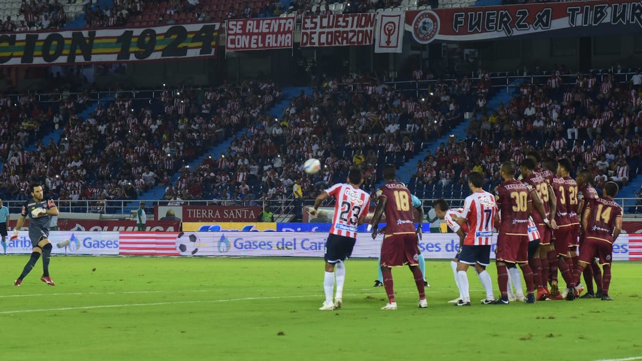 Sebastián Viera intenta en un cobro de tiro libre.