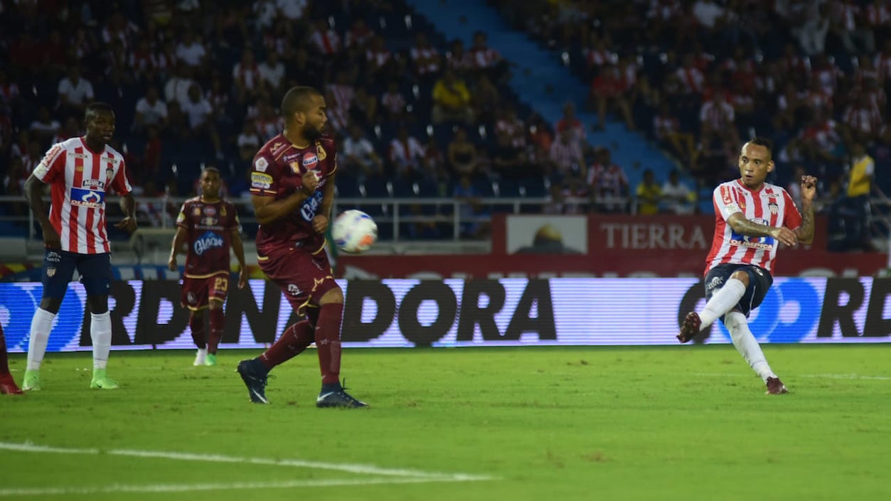 Jarlan Barrera remata para anotar el 3-1 en el partido.