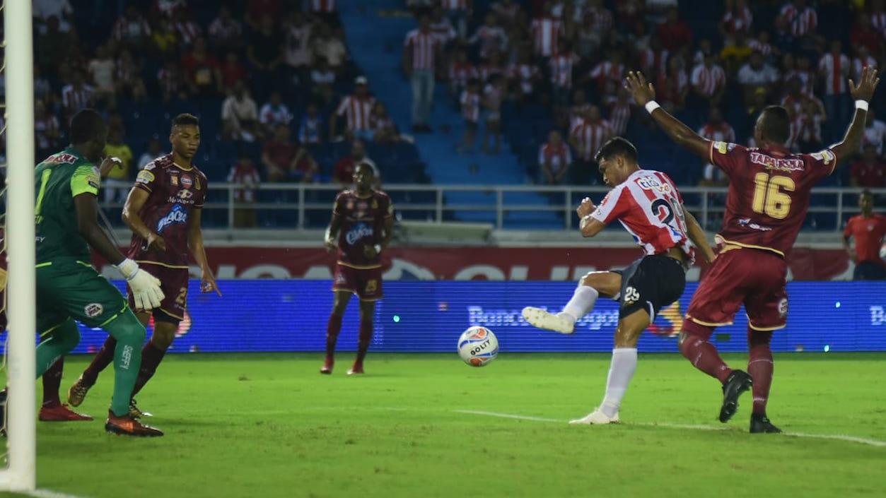 Teófilo Gutiérrez remata y anota para el 3-2.