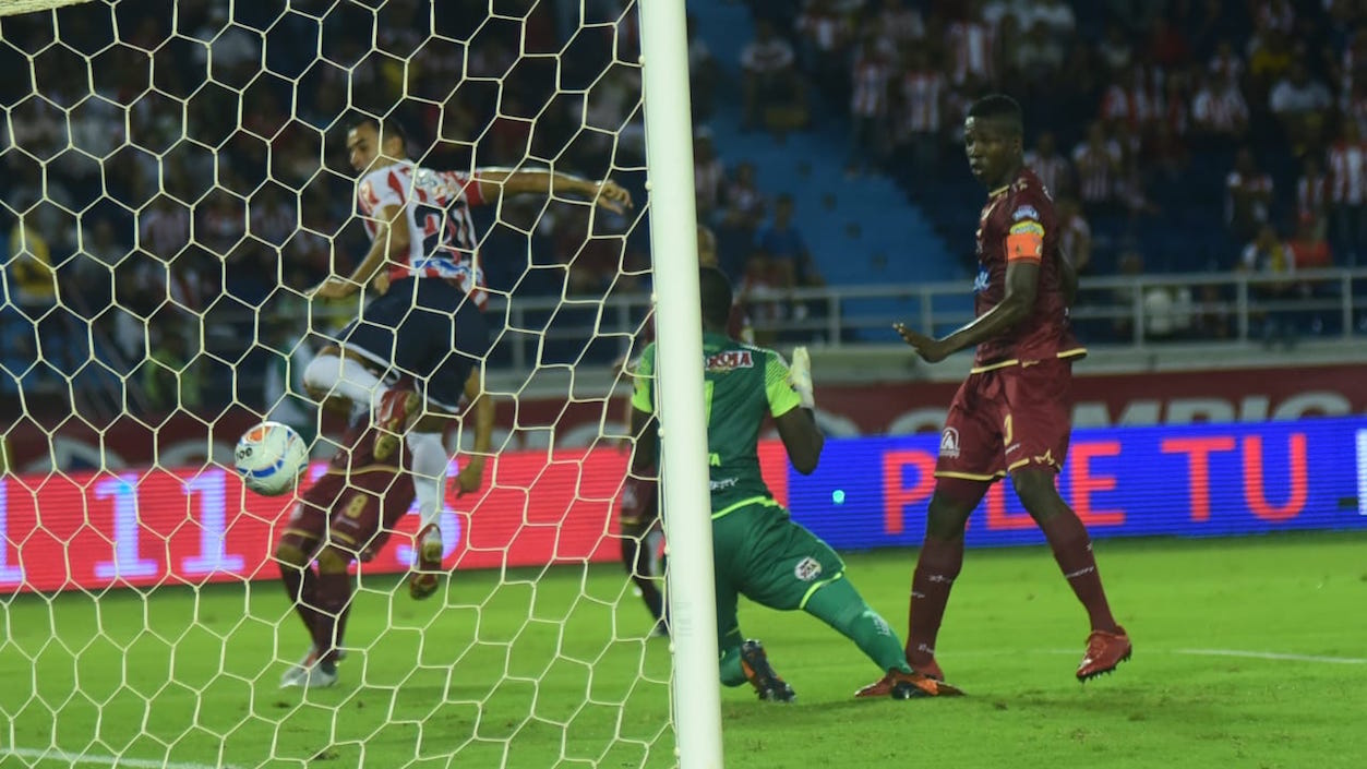 Marlon Piedrahita anotando el gol del empate.