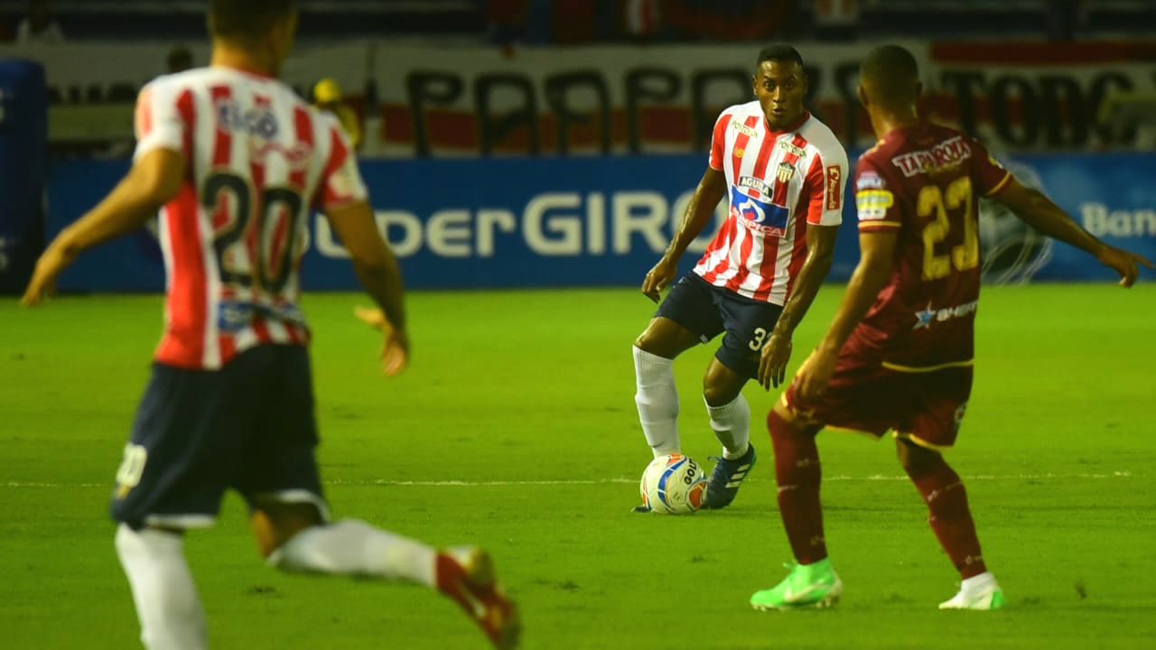 Willer Ditta despejando una llegada de Yohandry Orozco.