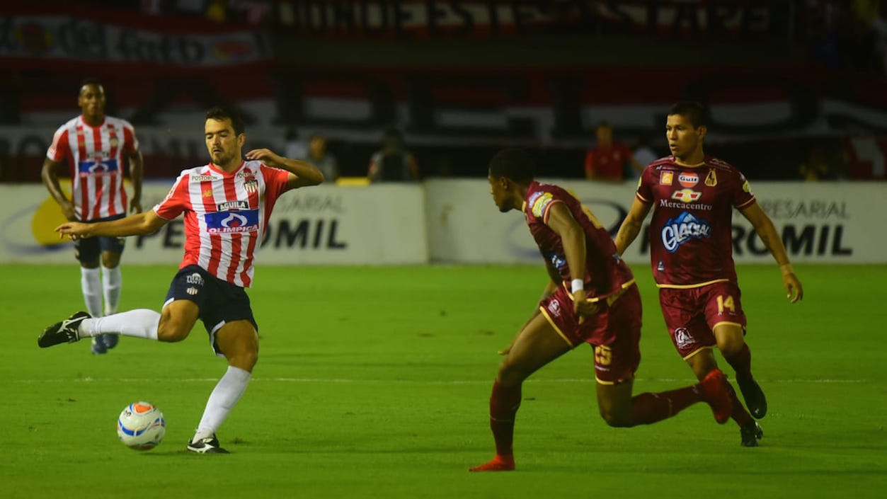 Sebastián Hernández intentando un remate al arco de William Cuesta.
