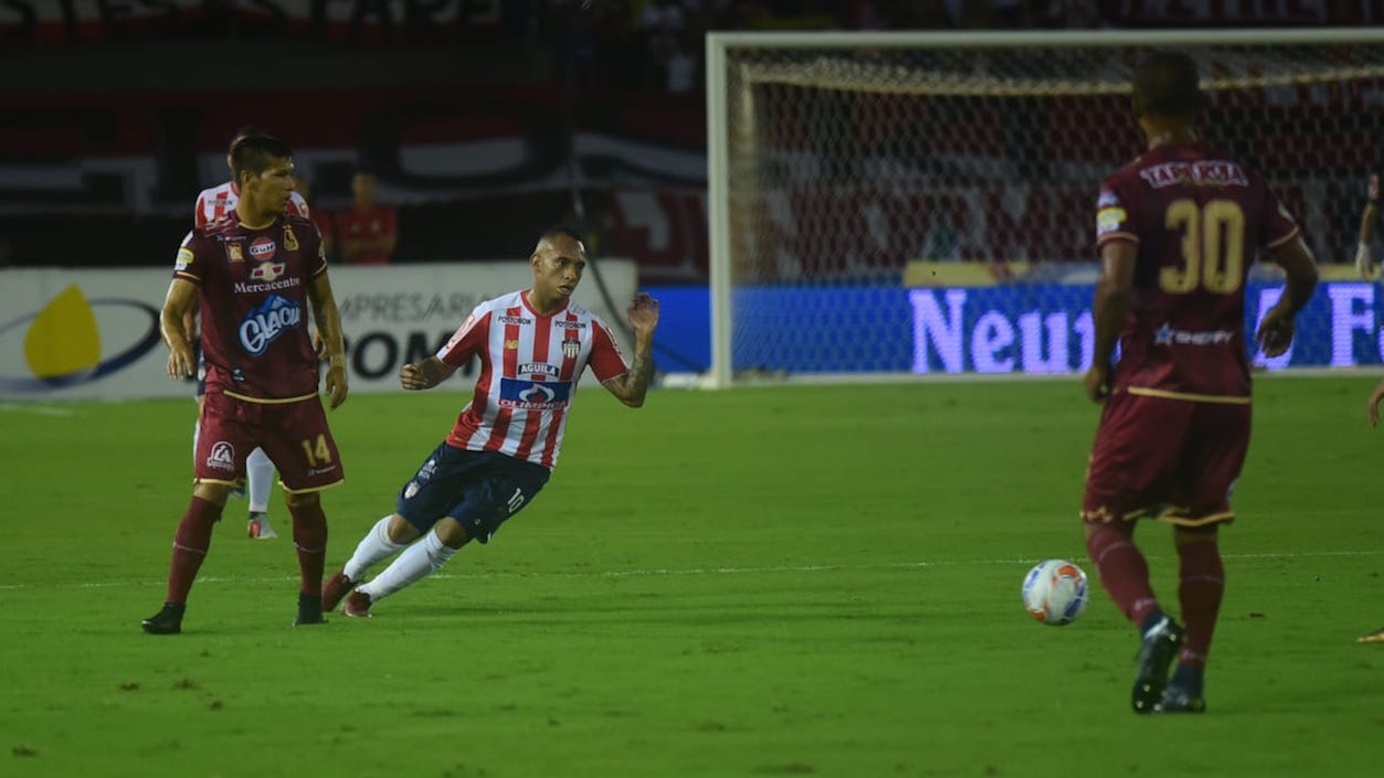 Jarlan Barrera frente a la marca de Rafael Carrascal y Luis Payares.