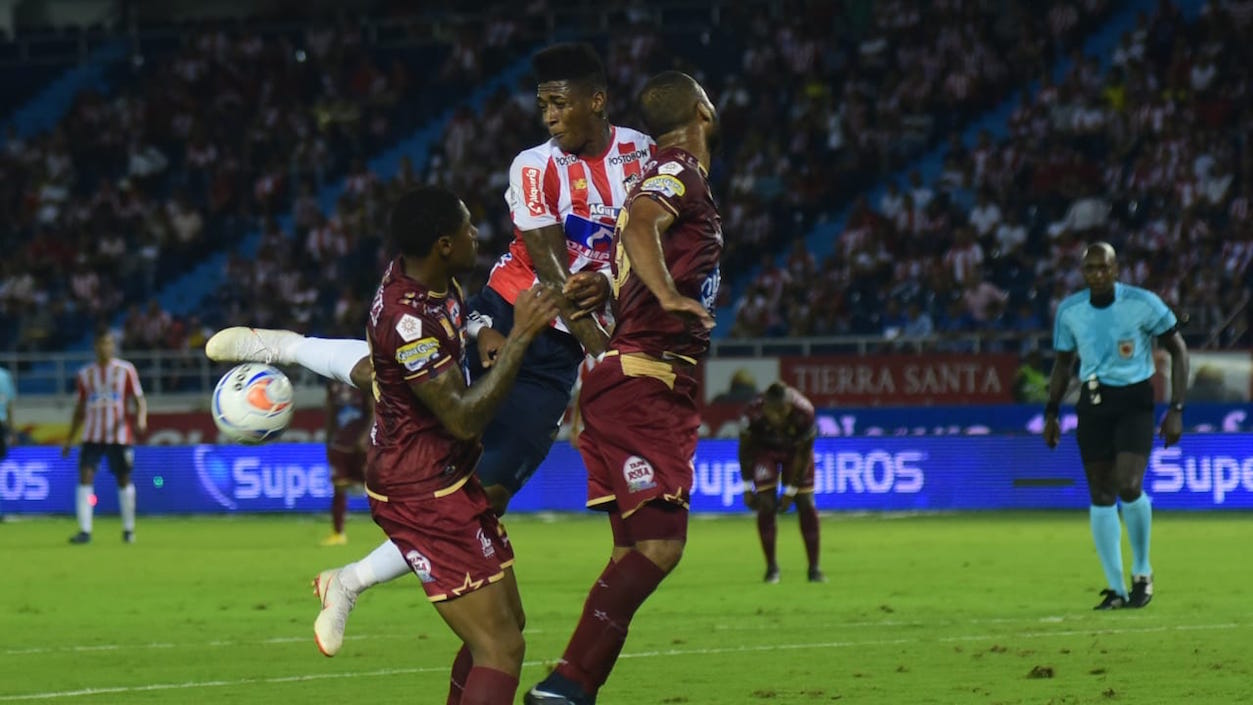 Yony González disputando un balón aéreo frente a dos rivales.