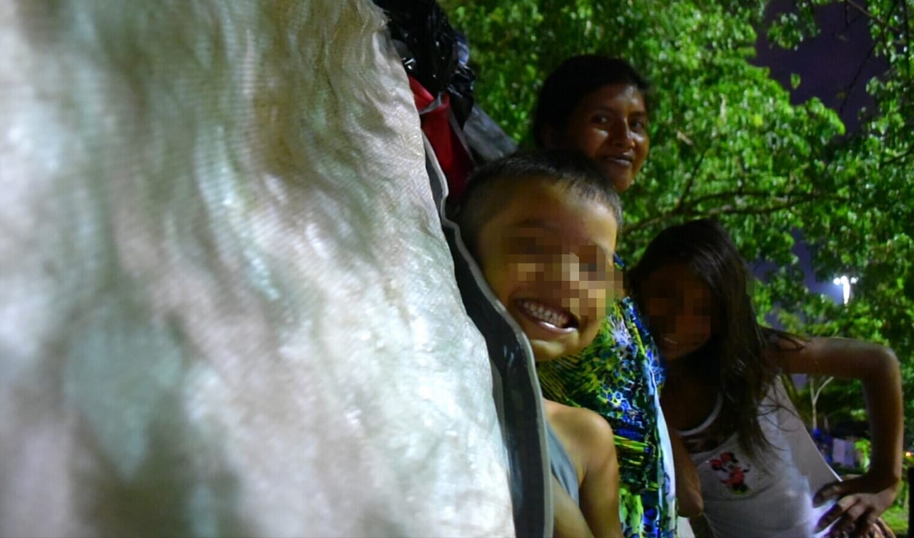 Los niños posan sonrientes a las cámaras, en medio de su inocencia. 