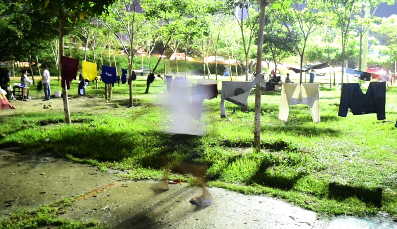 La lluvia los ha sorprendido en la madrugada y deben recoger lo que más puedan para refugiarse.