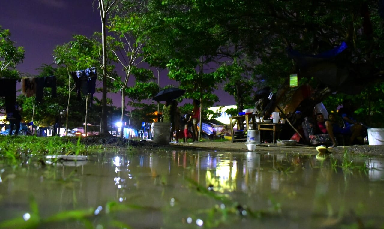 Cuando llueve los ciudadanos venezolanos deben correr a refugiarse debajo del puente. 