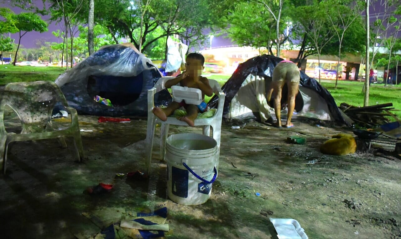 Policías y habitantes del sector le brindan comida hecha y perecedera.