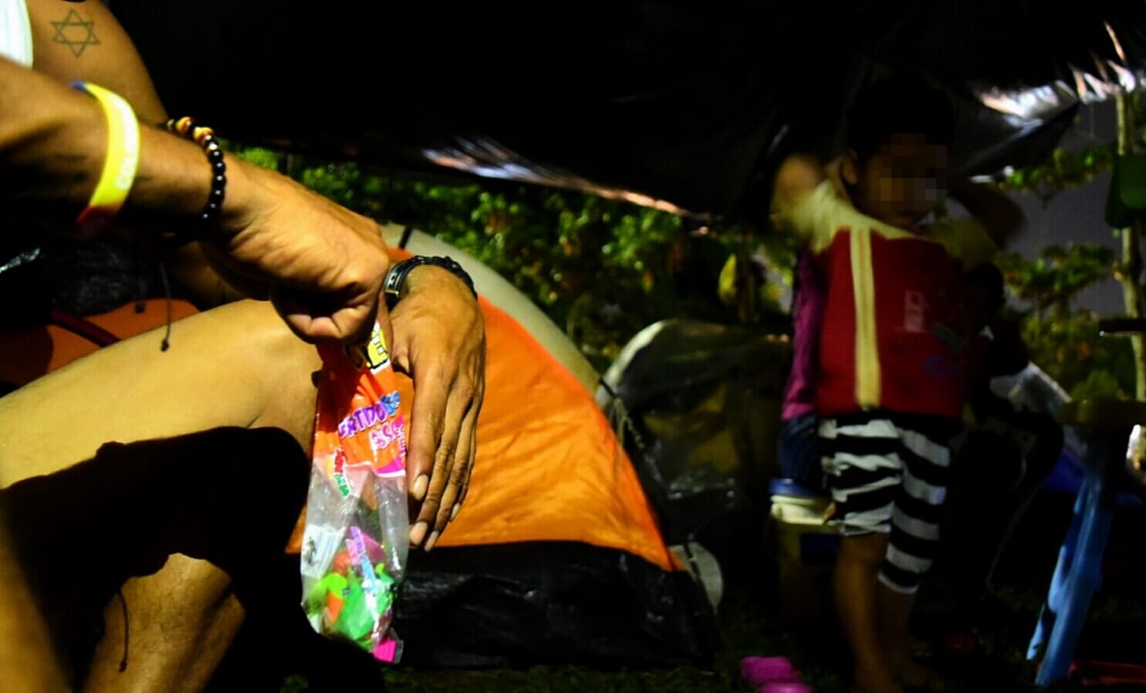 Los hombres venden dulces en centros comerciales y en los buses urbanos.