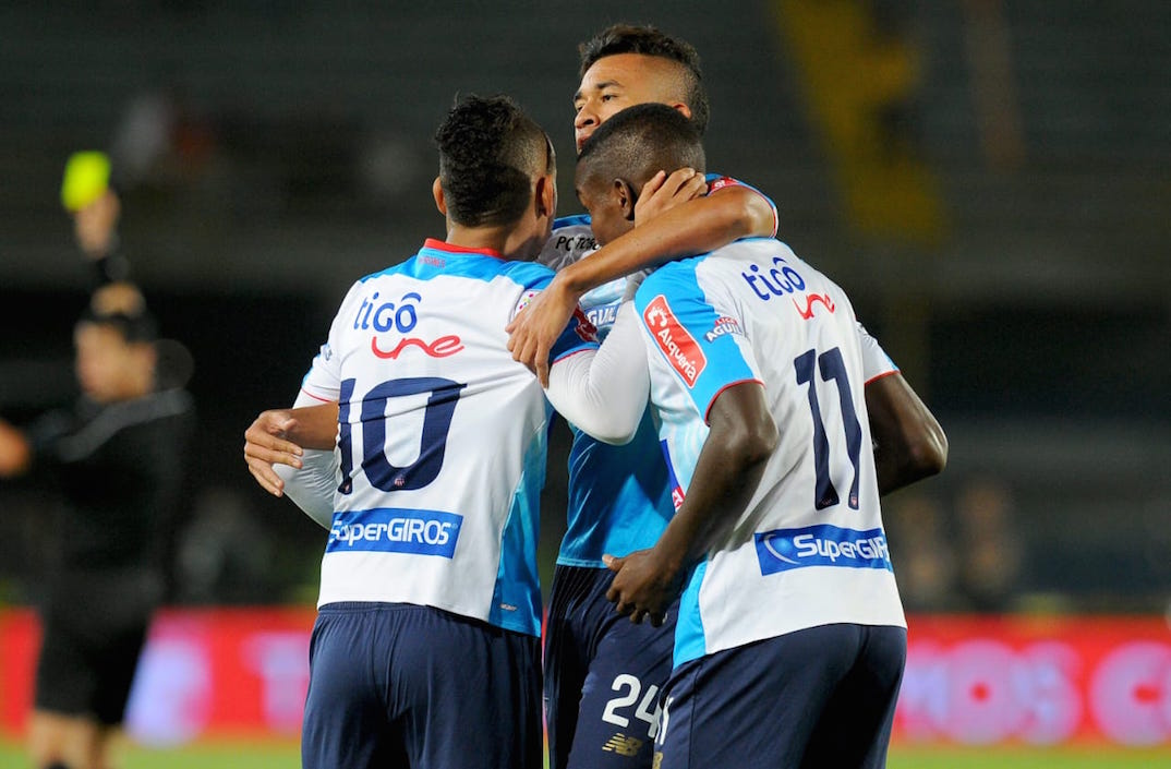 Jugadores del Junior celebrando el empate.