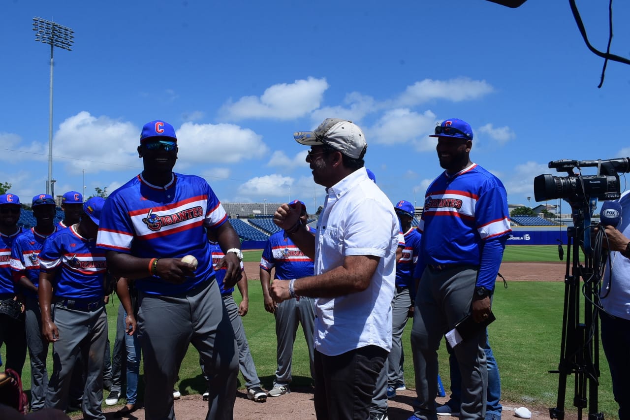 El Alcalde Alejandro Char y los jugadores de la Selección Colombia de béisbol sub-23.