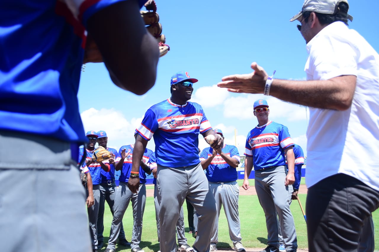 El Alcalde Alejandro Char y los jugadores de la Selección Colombia de béisbol sub-23.