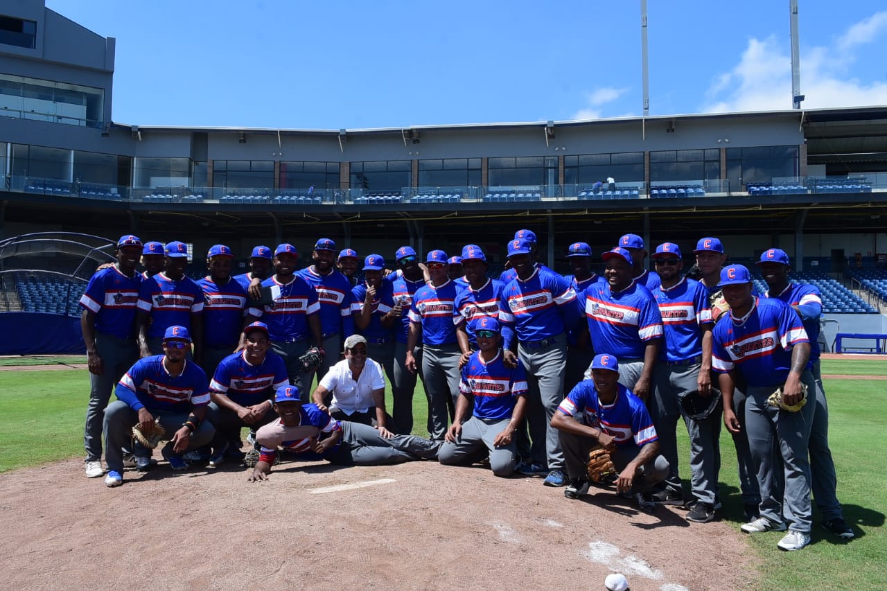El Alcalde Alejandro Char y los jugadores de la Selección Colombia de béisbol sub-23.