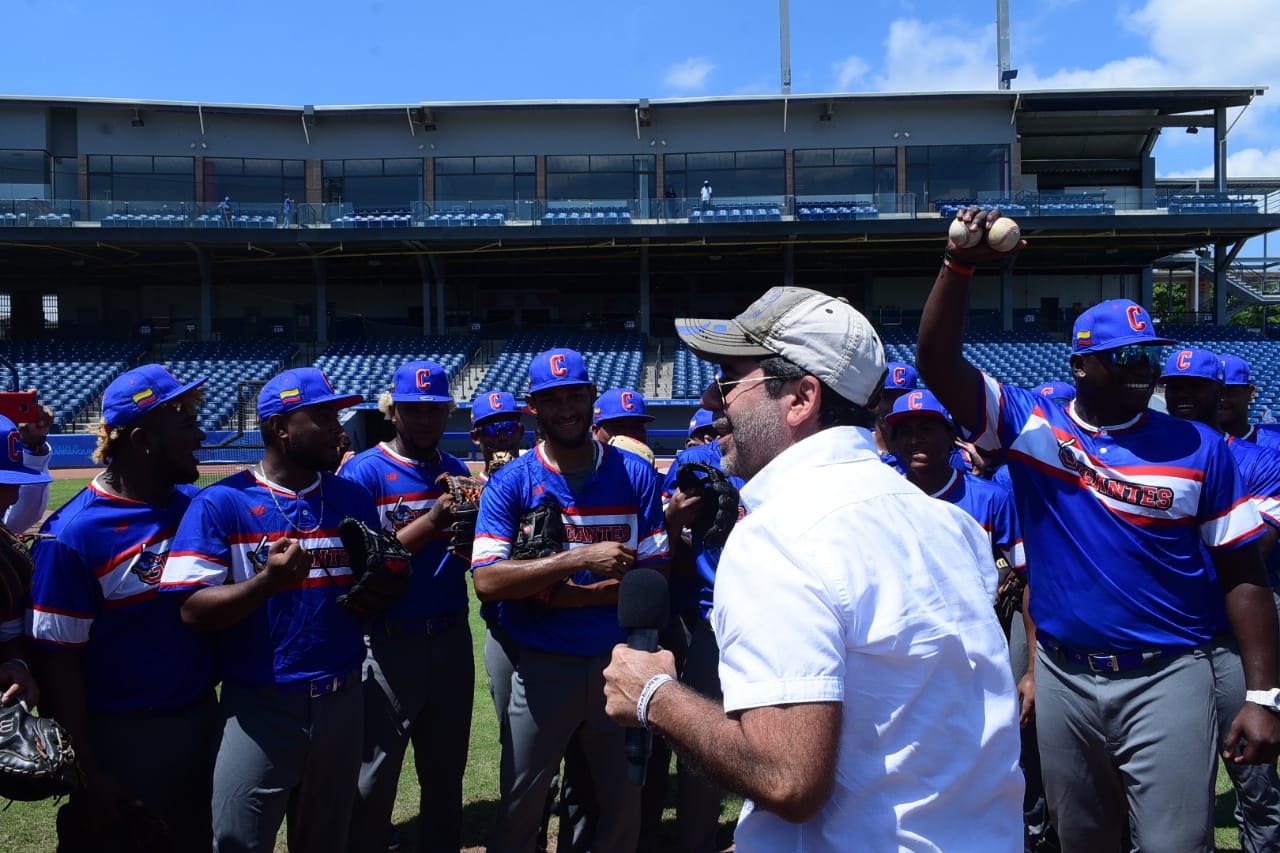 El Alcalde Alejandro Char y los jugadores de la Selección Colombia de béisbol sub-23.
