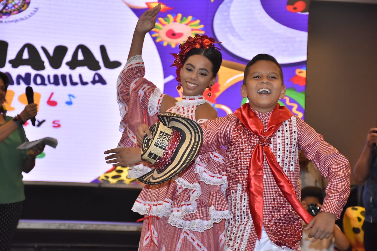 Isabella Chacón Ruiz y César De la Hoz, reyes infantiles del Carnaval.