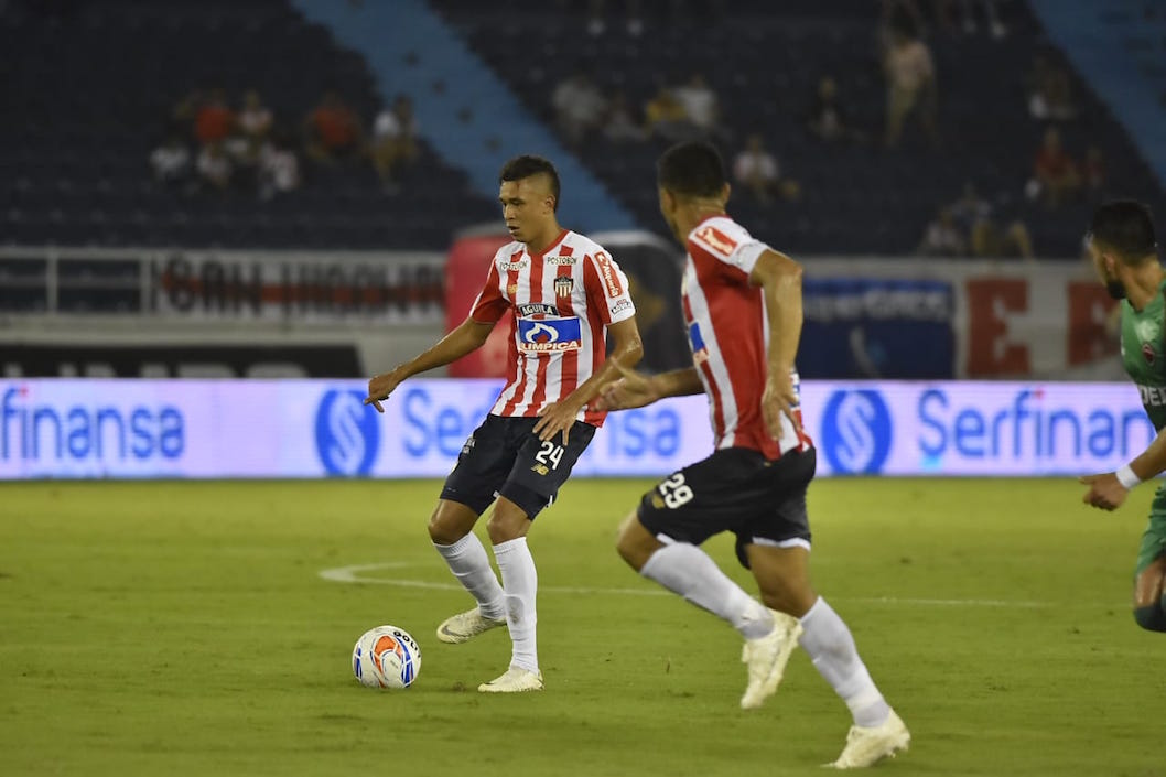 Víctor Cantillo y Teófilo Gutiérrez acompañan una salida ofensiva.