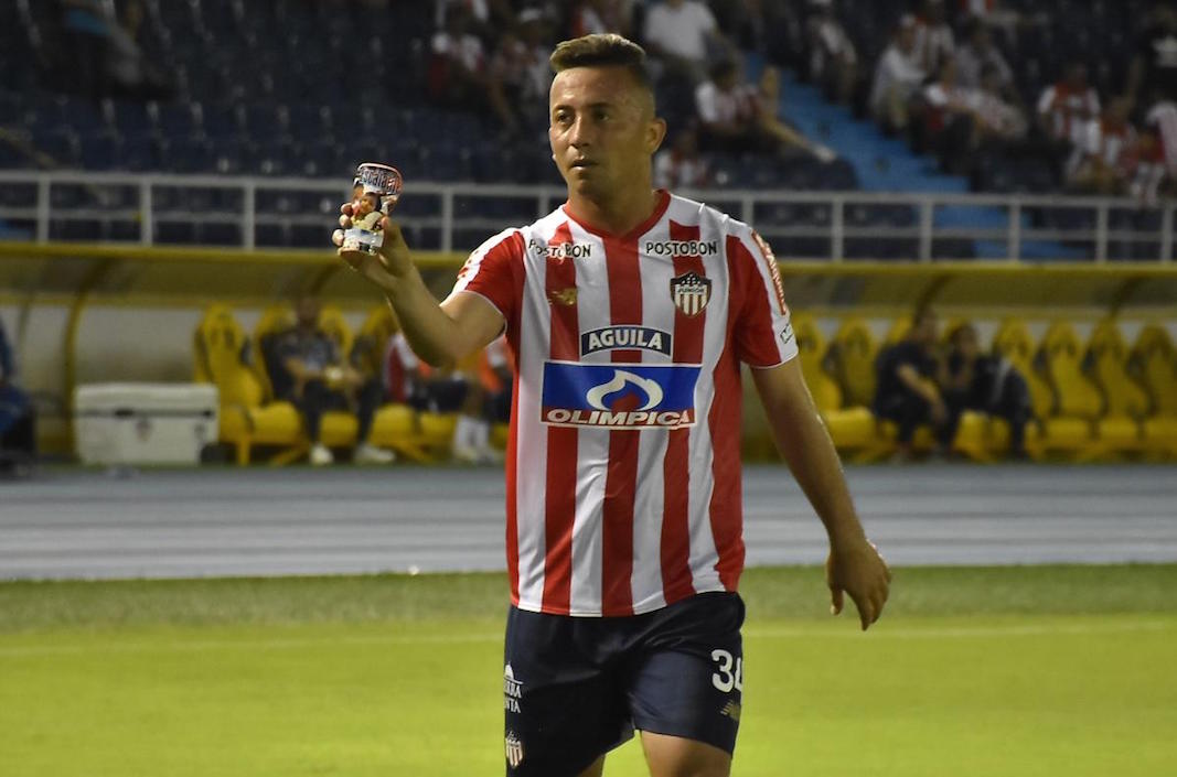 Léiner Escalante festeja el cuarto gol juniorista tras una magistral definición ante el arquero Diego Martínez.