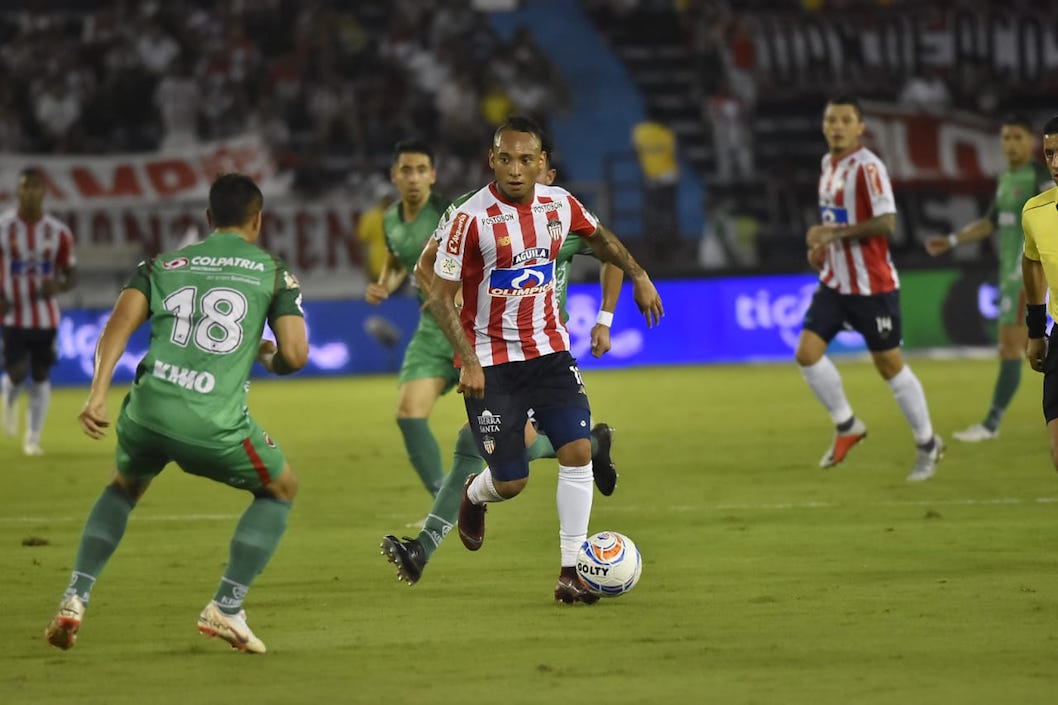 Jarlan Barrera enfrentando la marca de Santiago Roa.