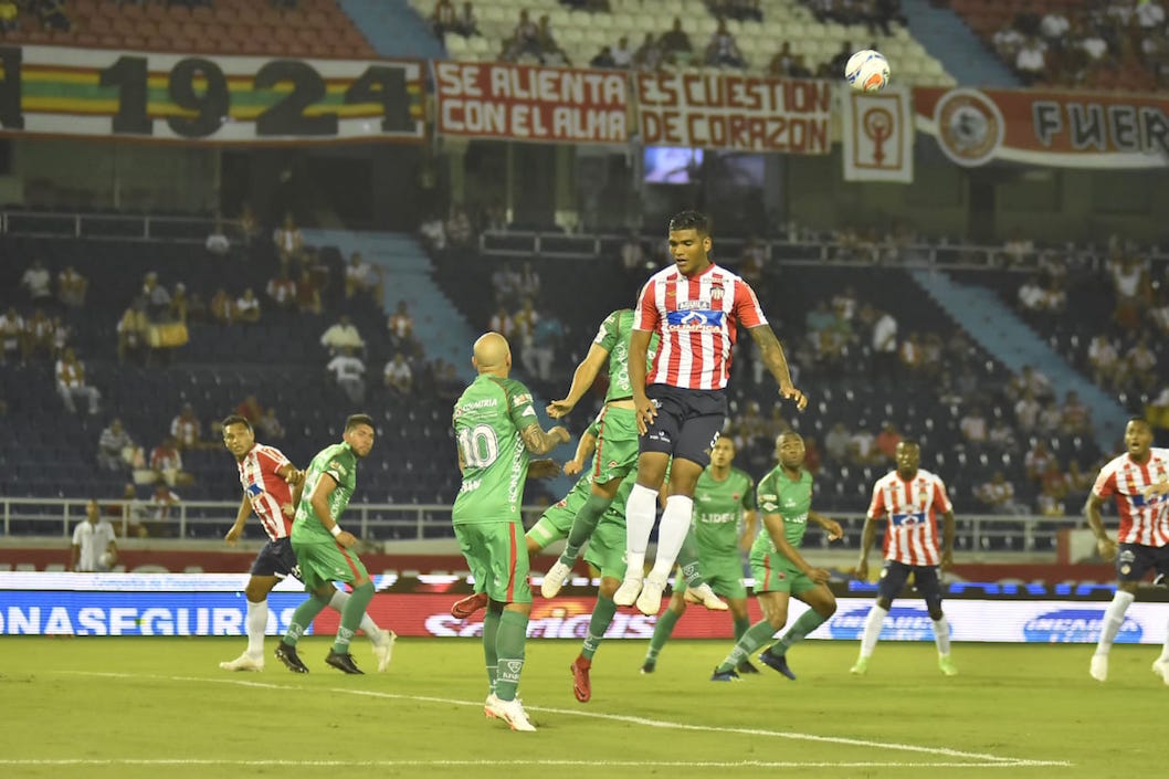 Rafael Pérez disputando un balón aéreo con Ómar Pérez.
