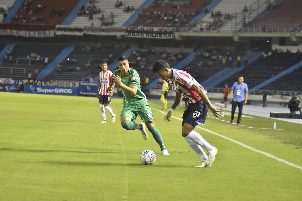 Luis Díaz ensayando otra jugada ofensiva de los 'tiburones'.