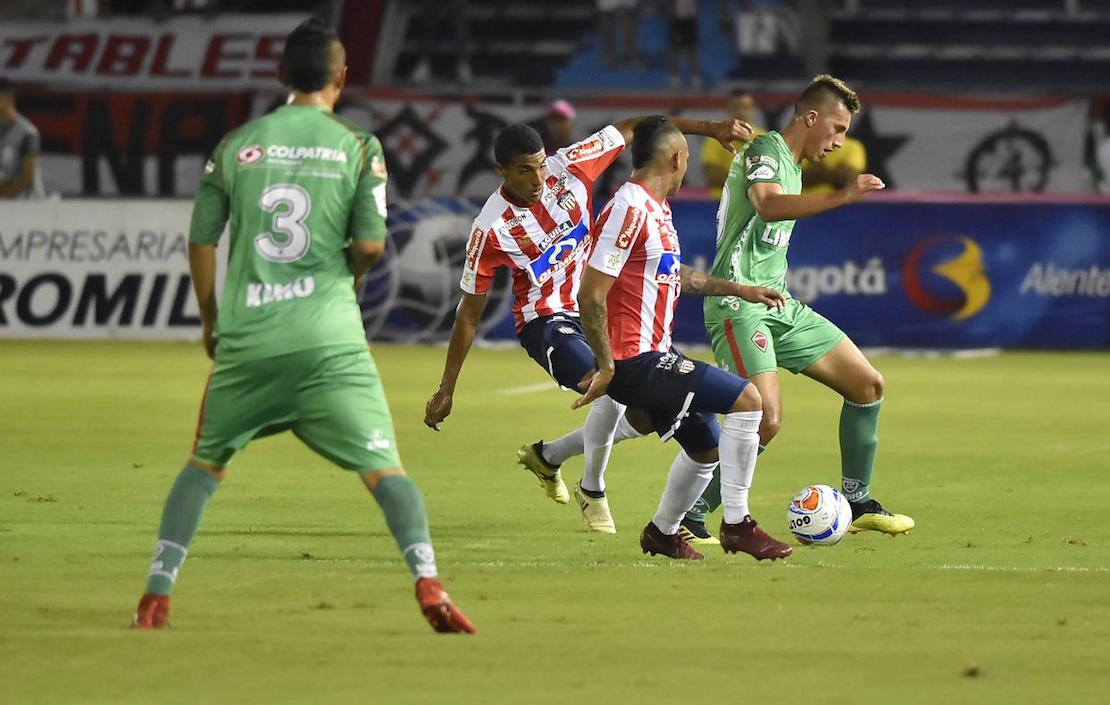 Jarlan Barrera y Gabriel Fuentes frente a la marca 'patriota'.