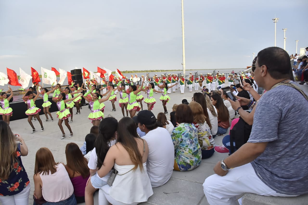 Asistentes al evento en el Gran Malecón del Río.