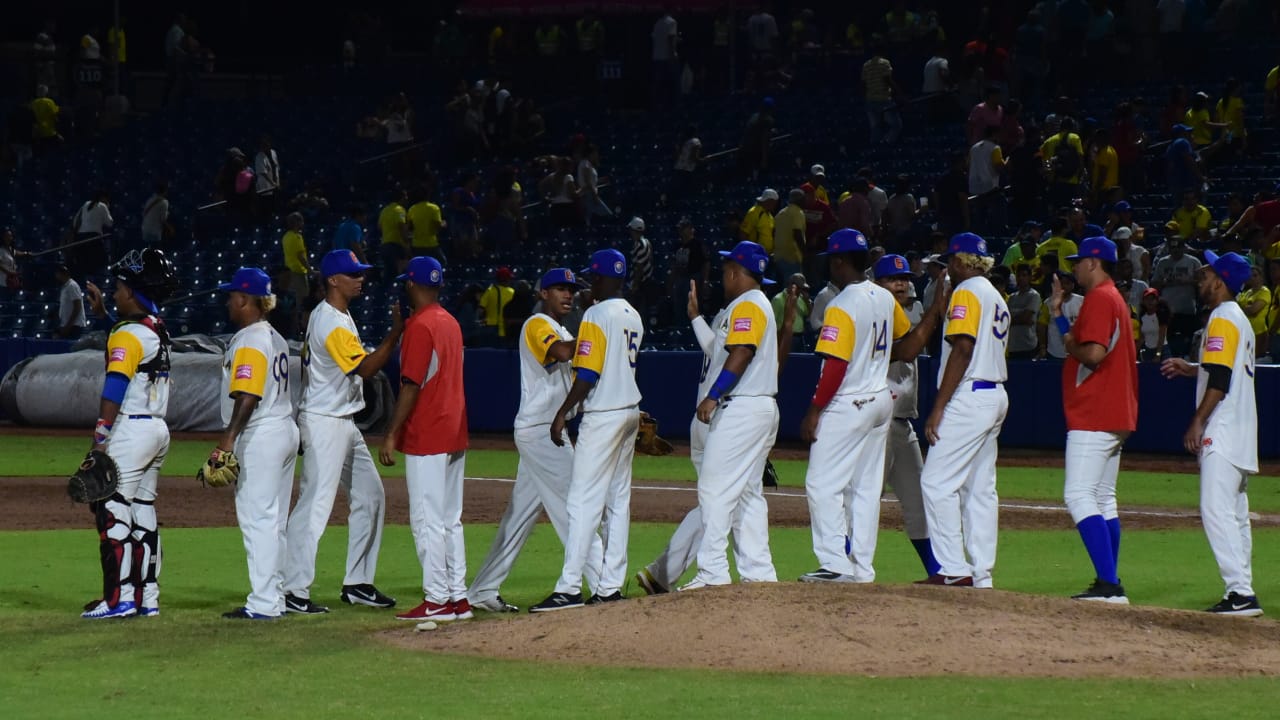 Momentos del juego entre Colombia y Holanda. 